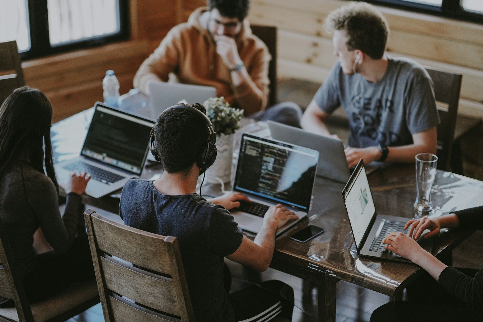 Equipo de tecnología colaborando en oficina